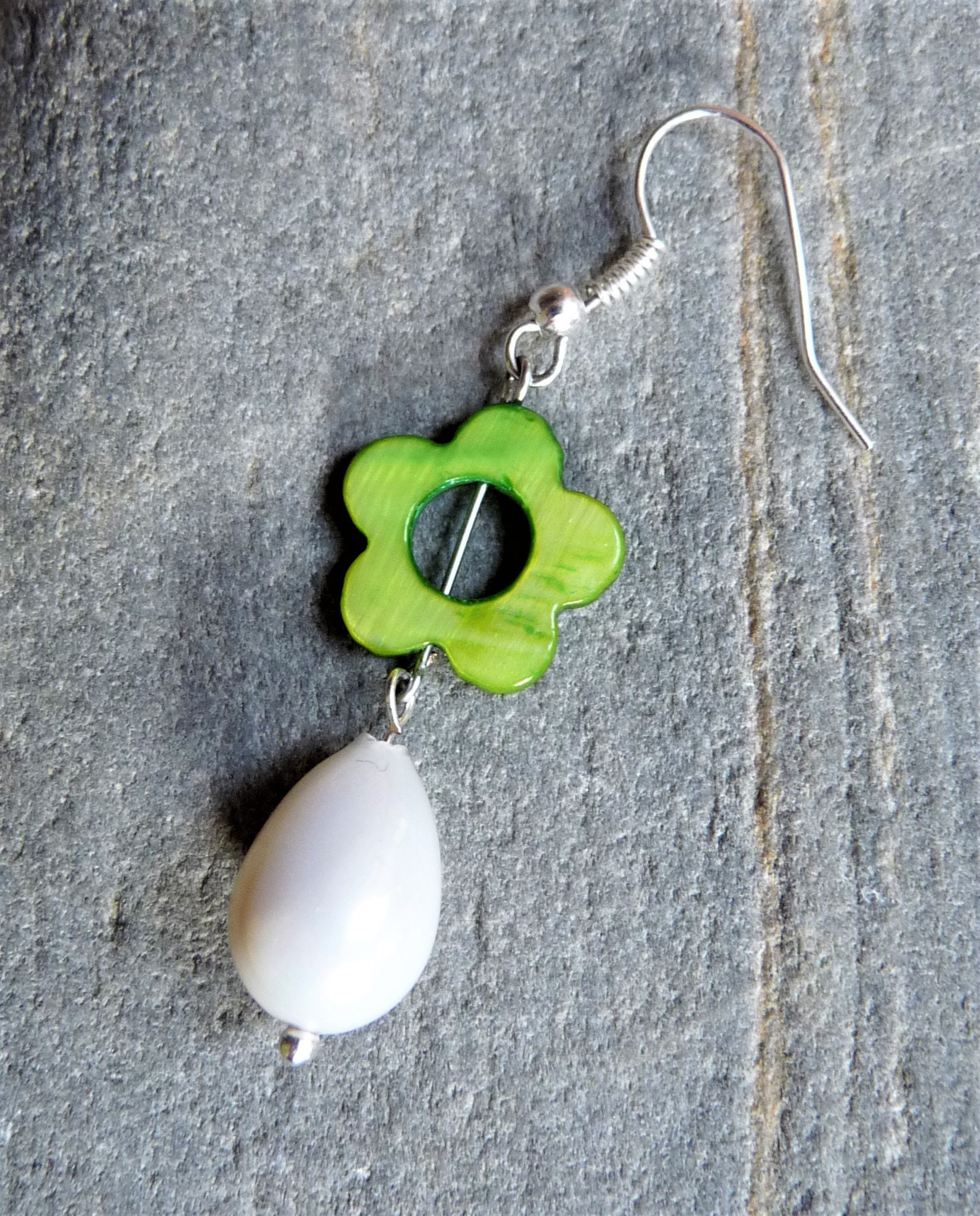 Boucles D'Oreilles Percées - Goutte En Verre Nacré Sur Métal Doré - Occasion Bon État