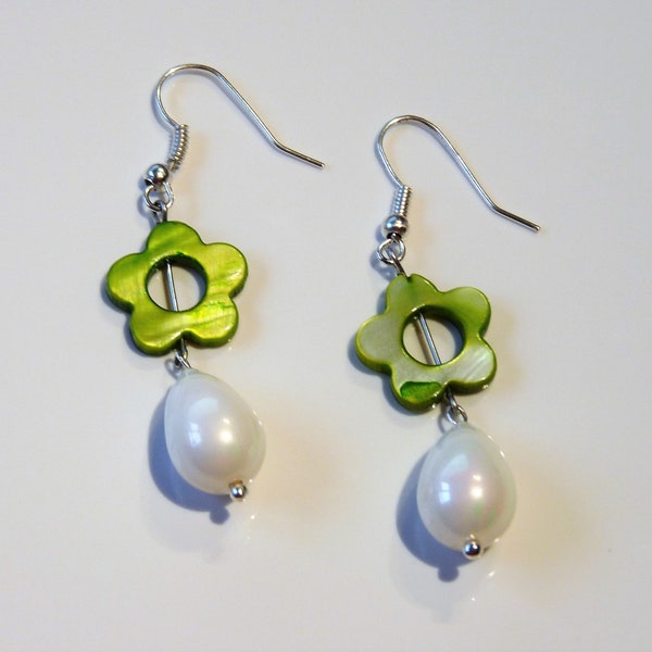 Caprice - Boucles d'oreille nacre et verre. Goutte, fleur. Teardrop earrings with shell and glassbeads.