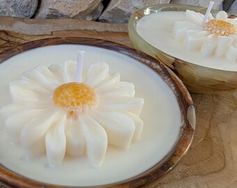 Kerze "Daisy" in Onyxmarmor Schale aus Bio Rapswachs