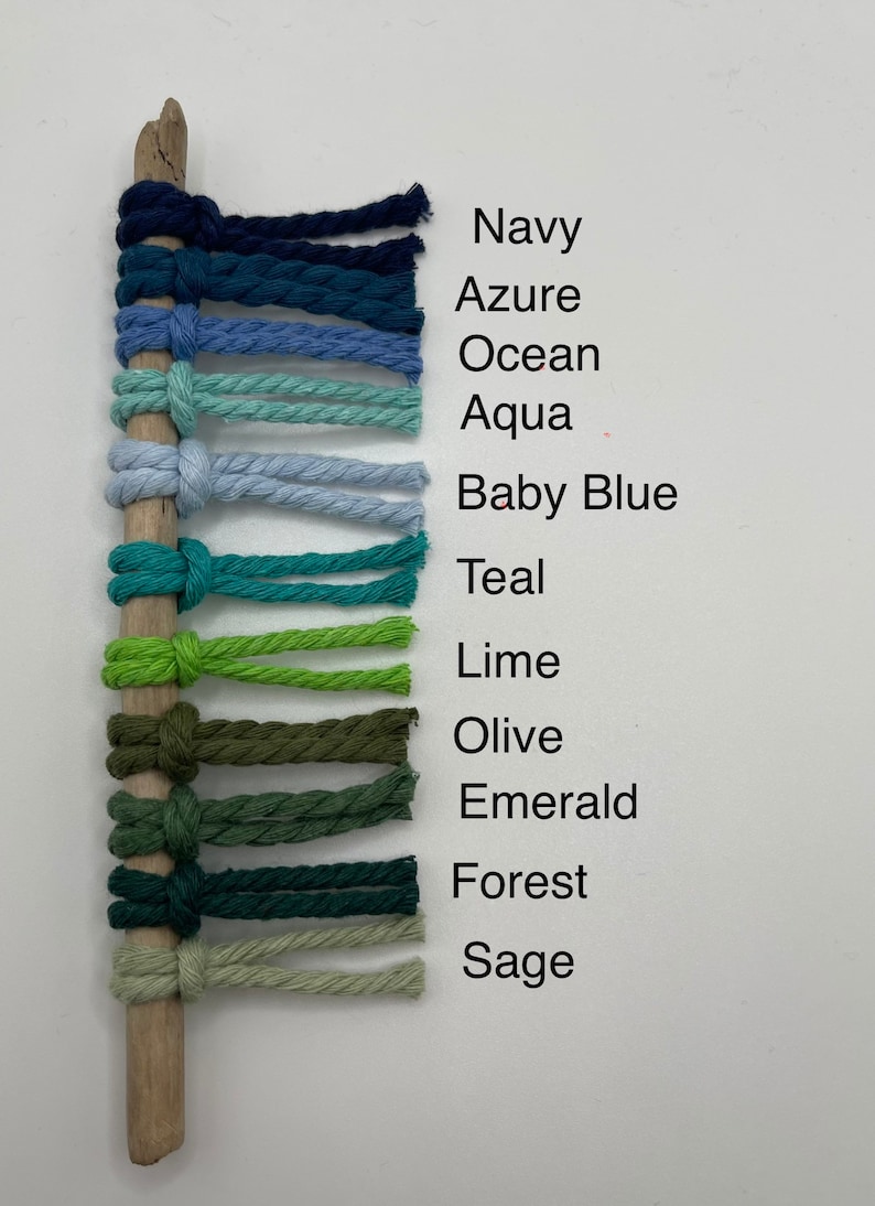 Puede incluir: Un palo de madera con 12 cordones de diferentes colores atados a &eacute;l. Los cordones est&aacute;n etiquetados con los colores: Navy, Azure, Ocean, Aqua, Baby Blue, Teal, Lime, Olive, Emerald, Forest y Sage.