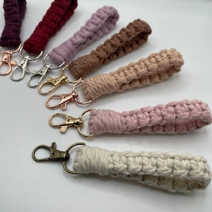 Mini muñequera para llaves, llavero, llavero con llavero, llavero de pulsera, llavero trenzado, regalo para maestros, muñequera de macramé, regalos para damas de honor