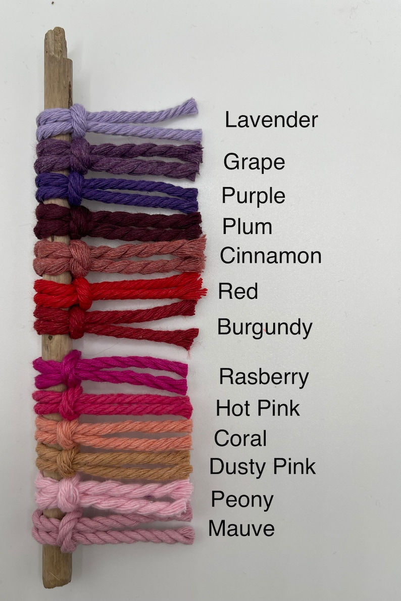 Puede incluir: Una colecci&oacute;n de 14 cordones de hilo de diferentes colores, atados a un palo de madera. Los colores son lavanda, uva, morado, ciruela, canela, rojo, burdeos, frambuesa, rosa fuerte, coral, rosa polvoriento, peon&iacute;a y malva.