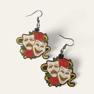 Pendientes colgantes de madera pintados a mano con máscaras de teatro de comedia y tragedia, hipoalergénicos, pendientes con declaración para maestros, regalos para maestros de teatro