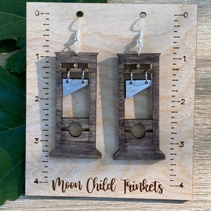 Boucles d'oreilles pendantes en bois peintes à la main avec guillotine d'Halloween, hypoallergéniques, boucles d'oreilles fantaisie tendance, Renaissance Dark Ages