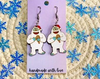Pendientes colgantes de madera pintados a mano, estilo retro navideño clásico con diseño del Yeti, hipoalergénicos, ideales para regalar.