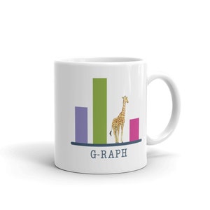 Puede incluir: Taza de cerámica blanca con un gráfico de una jirafa de pie sobre un gráfico de barras. El gráfico tiene tres barras, una morada, una verde y una rosa. El texto "G-RAPH" está impreso debajo del gráfico.