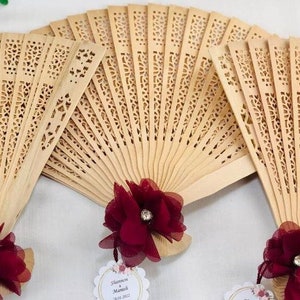 Lindos leques de madeira de sândalo espanhol para casamento, leques de madeira para o verão na praia, presentes de agradecimento para chá de noivado em grandes quantidades