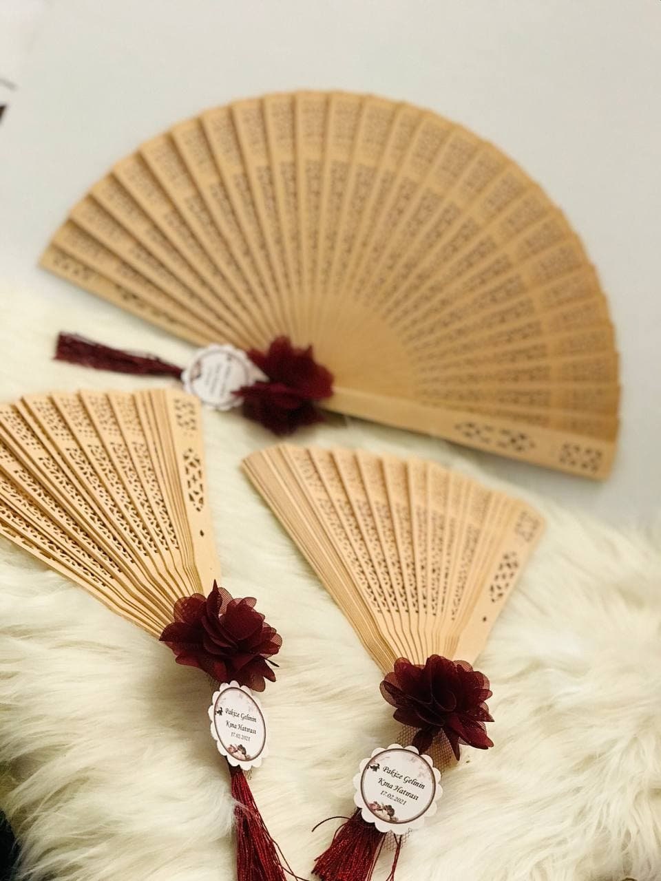 Geetery Set of 24 Sandalwood Fan Wedding Favors with Gift Bags Rustic Folding Hand Fans 24 Pcs Thank You Tags for Favors Wedding Favors for Guests