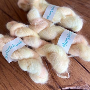 Gomitolo di lana mohair e seta di alta qualità, tinto a mano, color pesca gialla, per lavori a maglia, uncinetto o artigianato sostenibile, da 50 grammi.
