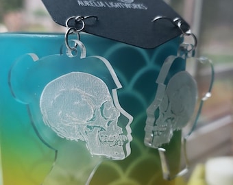 Pendientes de calavera con silueta grabada