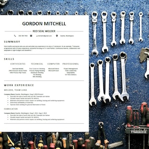 Op de afbeelding: Een zwart-witte cv met de naam Gordon Mitchell, Red Seal Welder bovenaan. De cv vermeldt werkervaring als lasser, teamleider en fabrikant. De cv staat op een blauwe achtergrond met gereedschap dat aan de muur hangt.