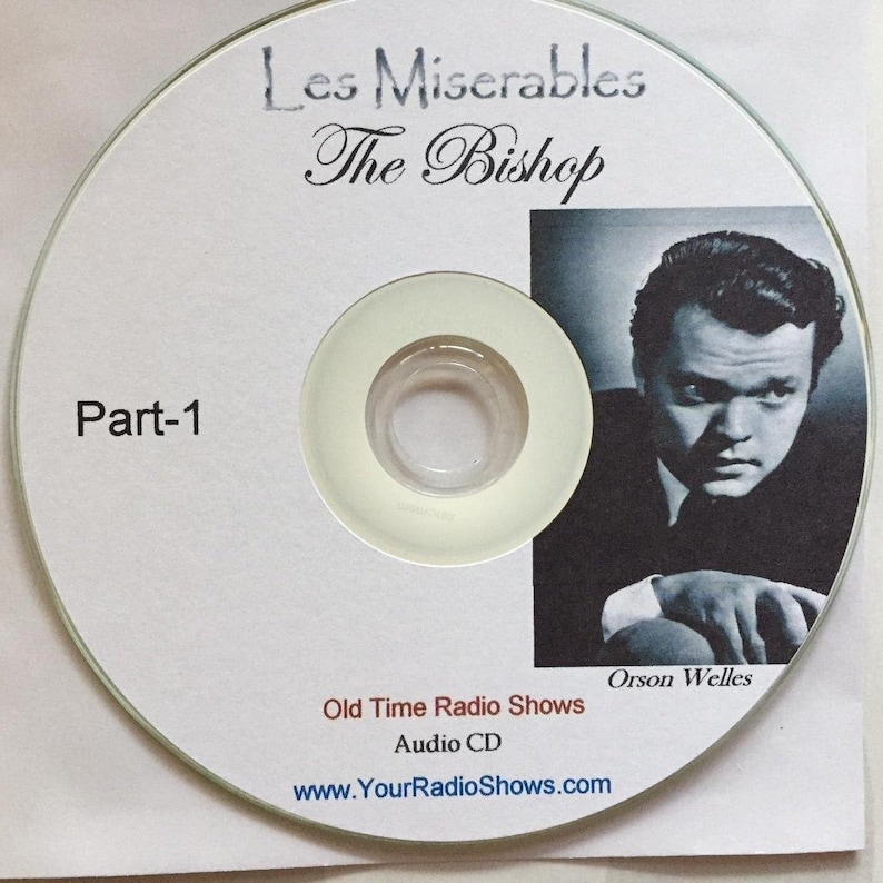 K&ouml;nnte beinhalten: Eine wei&szlig;e Audio-CD mit dem Text "Les Mis&eacute;rables The Bishop" und einem Schwarz-Wei&szlig;-Bild von Orson Welles. Die CD enth&auml;lt auch den Text "Part-1" und "Old Time Radio Shows Audio CD".