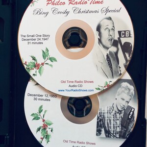 K&ouml;nnte beinhalten: Zwei Audio-CDs in einer schwarzen H&uuml;lle mit Bing Crosbys Weihnachtsspecial. Die CDs zeigen Bilder von Bing Crosby und den Text "Philco Radio Time" und "Old Time Radio Shows". Eine CD zeigt "The Small One Story" von 1947.