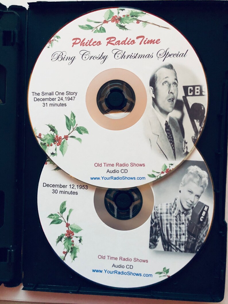 K&ouml;nnte beinhalten: Zwei Audio-CDs in einer schwarzen H&uuml;lle mit Bing Crosbys Weihnachtsspecial. Die CDs zeigen Bilder von Bing Crosby und den Text "Philco Radio Time" und "Old Time Radio Shows". Eine CD zeigt "The Small One Story" von 1947.