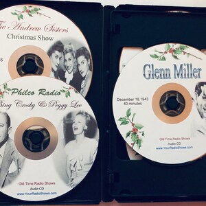 K&ouml;nnte beinhalten: Eine schwarze CD-H&uuml;lle mit drei Vintage-Audio-CDs. Die CDs zeigen Bilder von The Andrew Sisters, Bing Crosby & Peggy Lee und Glenn Miller. Jede CD enth&auml;lt Text mit dem Namen der Show, dem Datum und der Dauer. Die CDs sind mit "Old Time Radio Shows" beschriftet.