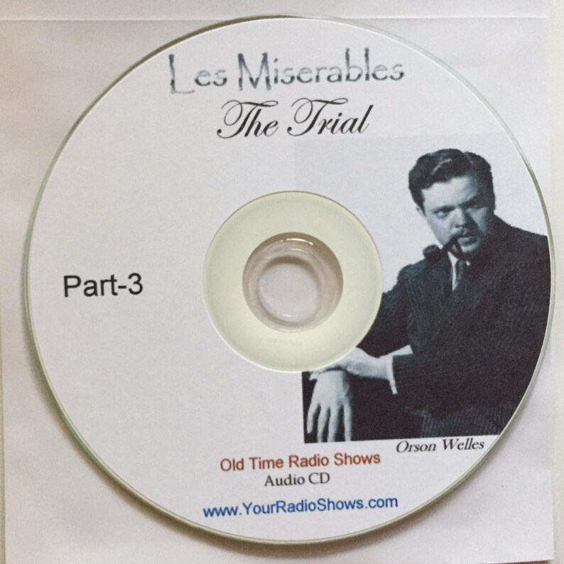 K&ouml;nnte beinhalten: Eine wei&szlig;e CD mit dem Text "Les Mis&eacute;rables The Trial" und "Part-3". Sie zeigt ein Schwarz-Wei&szlig;-Bild von Orson Welles. Die CD ist mit "Old Time Radio Shows Audio CD" und einer Website-Adresse beschriftet.