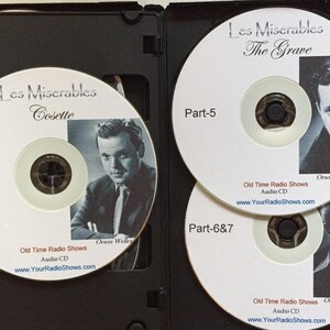 K&ouml;nnte beinhalten: Eine schwarze H&uuml;lle mit wei&szlig;en CDs mit Bildern von Orson Welles. Die CDs sind mit "Les Mis&eacute;rables" mit Episodentiteln und "Teil"-Nummern beschriftet. Der Text "Old Time Radio Shows" und eine Website-Adresse sind ebenfalls sichtbar.