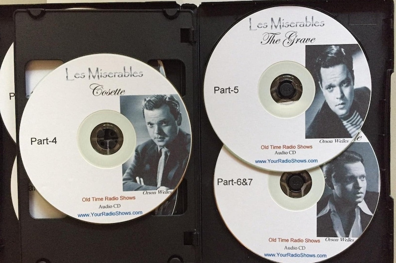 K&ouml;nnte beinhalten: Eine schwarze H&uuml;lle mit wei&szlig;en CDs mit Bildern von Orson Welles. Die CDs sind mit "Les Mis&eacute;rables" mit Episodentiteln und "Teil"-Nummern beschriftet. Der Text "Old Time Radio Shows" und eine Website-Adresse sind ebenfalls sichtbar.