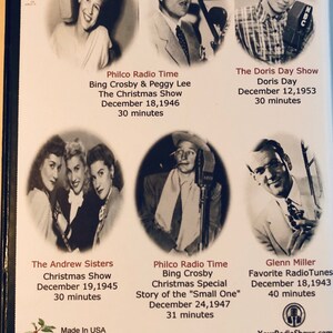 K&ouml;nnte beinhalten: Eine schwarz-wei&szlig; CD-H&uuml;lle mit Bildern von Vintage-Radiostars, darunter Bing Crosby und Doris Day. Die H&uuml;lle zeigt Sendungstitel und Daten wie "Philco Radio Time" und "The Doris Day Show". Der Text erw&auml;hnt auch "Made in USA" und "Audio CD".