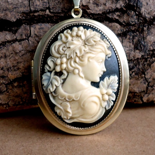 Große ovale polierte Messing Victorian Lady Cameo Medaillon an einer passenden Belcher Kette