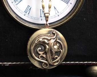 Große Jugendstil Inspirierte Polierte Messing Medaillon Halskette mit Repousse Lady Dekoration
