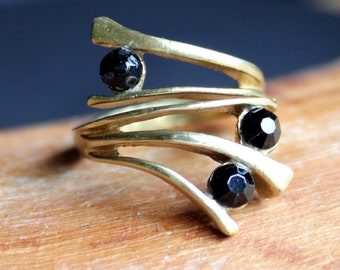 Justerbar ring i mässing och strass med jugendmotiv