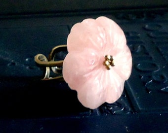 Bague fleur réglable en laiton vieilli et quartz rose de style vintage