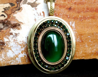 Très grand collier médaillon d'inspiration victorienne en laiton poli, strass et agate verte