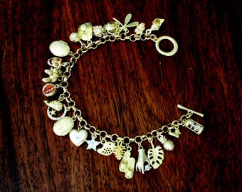 Pulsera de latón ecléctica con dijes de estilo vintage