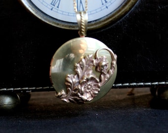 Große Jugendstil inspirierte polierte Messing Medaillon Halskette mit Repousse Blumendekoration