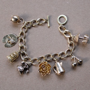 Pulsera de latón con dijes gruesos de estilo vintage