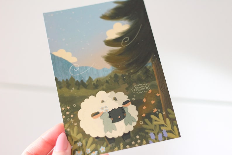 Pu&ograve; includere: Una pecora bianca con la faccia nera e fiori blu nella sua lana sta in piedi in un campo di erba verde e fiori. La pecora sta guardando in alto verso un alto albero verde con un cielo blu e nuvole bianche sullo sfondo. Il testo "Dreamy Moments" &egrave; scritto in una nuvola di dialogo sopra la pecora.