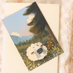 Pu&ograve; includere: Una pecora bianca e soffice con la faccia nera e una corona di fiori blu si trova in un campo di fiori. La pecora guarda in alto verso un albero verde con un cielo blu e nuvole bianche sullo sfondo. Il testo "Sometimes you just need to wander" &egrave; in una nuvola di pensiero sopra la pecora.