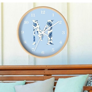 Relógio de parede com monograma, relógio de parede com estampa de letras chinesas, presente personalizado para neta costeira, monograma azul Delft, toile azul claro Paisley