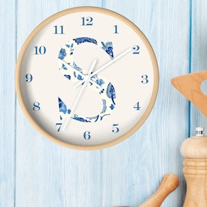 Relógio de parede com estampa de letras Chinoiserie, presente personalizado para neta costeira, estampa de cowgirl, monograma azul toile, para ela, decoração azul claro