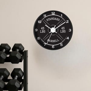 Reloj de pared con barra, reloj de pared con pesas de 45 libras, reloj de pared para gimnasio, números blancos, analógico, funciona con pilas, movimiento silencioso, reloj de pared de 10 pulgadas para entrenamiento