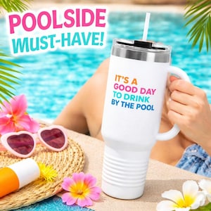 以下が含まれることがあります： 「IT'S A GOOD DAY TO DRINK BY THE POOL」の文字が入った、ハンドルとストロー付きの白い断熱タンブラー。画像にはサングラス、花、そして「POOL SIDE MUST-HAVE！」の文字も含まれています。