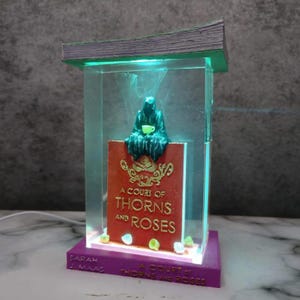 Siedząca figurka ducha trzymająca filiżankę herbaty Suriel Night Light, ACOTAR, Romantasy, BookTok, Sarah J. Maas, Grim Reaper Siedzący regał na książki Decor