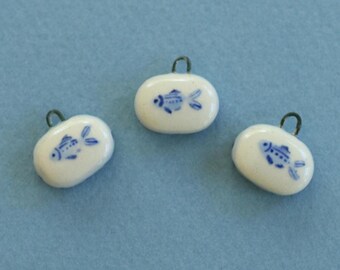Mini pendentif poisson bleu en céramique - Petit collier poisson fait main