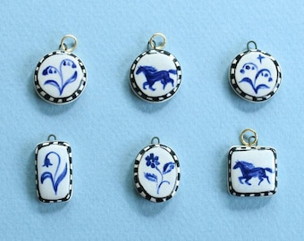 Breloque en céramique bleue détaillée - Cheval, fleur, bordure noire - Breloque peinte à la main