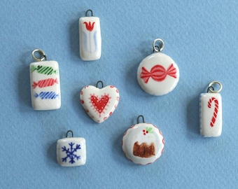 Breloques des fêtes en céramique - Bijoux en céramique faits main - Noël - Cannes de bonbon - Houx