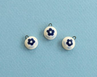 Mini breloque fleur en céramique - Pendentif fait main