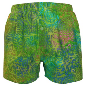 Könnte beinhalten: Boxershorts mit grünem und blauem Muster. Die Shorts haben einen elastischen Bund und einen Knopfverschluss. Der Stoff hat ein lebendiges, farbenfrohes Design mit Grüntönen, Blau und Rosa. Der Stil ist lässig und bequem.