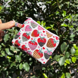 Bolso de mano y cartera con cremallera hechos a mano: monedero pequeño, tarjetero, regalo de San Valentín, patrón de fresas cubiertas de chocolate