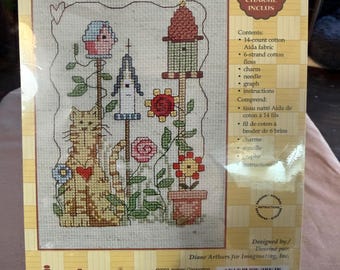 Kit de punto de cruz contado "Kit de punto de cruz con charla de gatitos" de Jaelynn's Garden Charms 27-118 • Tela Aida de 14 hilos • Dije incluido • Kit de manualidades vintage de 2002