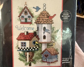Dimensiones n.° 6682 Kit de punto de cruz "Birdhouse Welcome" • Diseño de 5 x 7 • Tela Aida color marfil de 14 hilos • Hilo de algodón • Vintage de 1995 • Daniel Gorman