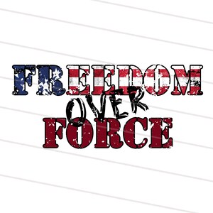 Op de afbeelding: Een verweerd grafisch ontwerp met de tekst "FREEDOM OVER FORCE" in rood, wit en blauw, wat doet denken aan de Amerikaanse vlag.