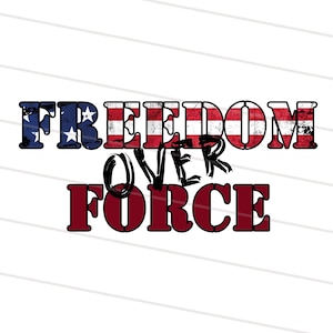 Op de afbeelding: Rode, witte en blauwe grafiek met de tekst "FREEDOM OVER FORCE" in een verweerde, vintage stijl.