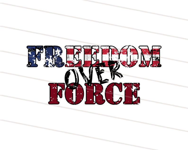 Op de afbeelding: Een verweerd grafisch ontwerp met de tekst "FREEDOM OVER FORCE" in rood, wit en blauw, wat doet denken aan de Amerikaanse vlag.