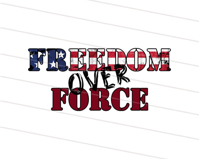 Op de afbeelding: Rode, witte en blauwe grafiek met de tekst "FREEDOM OVER FORCE" in een verweerde, vintage stijl.